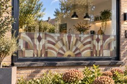 Horizontale bedrukte raamfolie glas in lood art deco in bordeaux en warme goudachtige tinten2